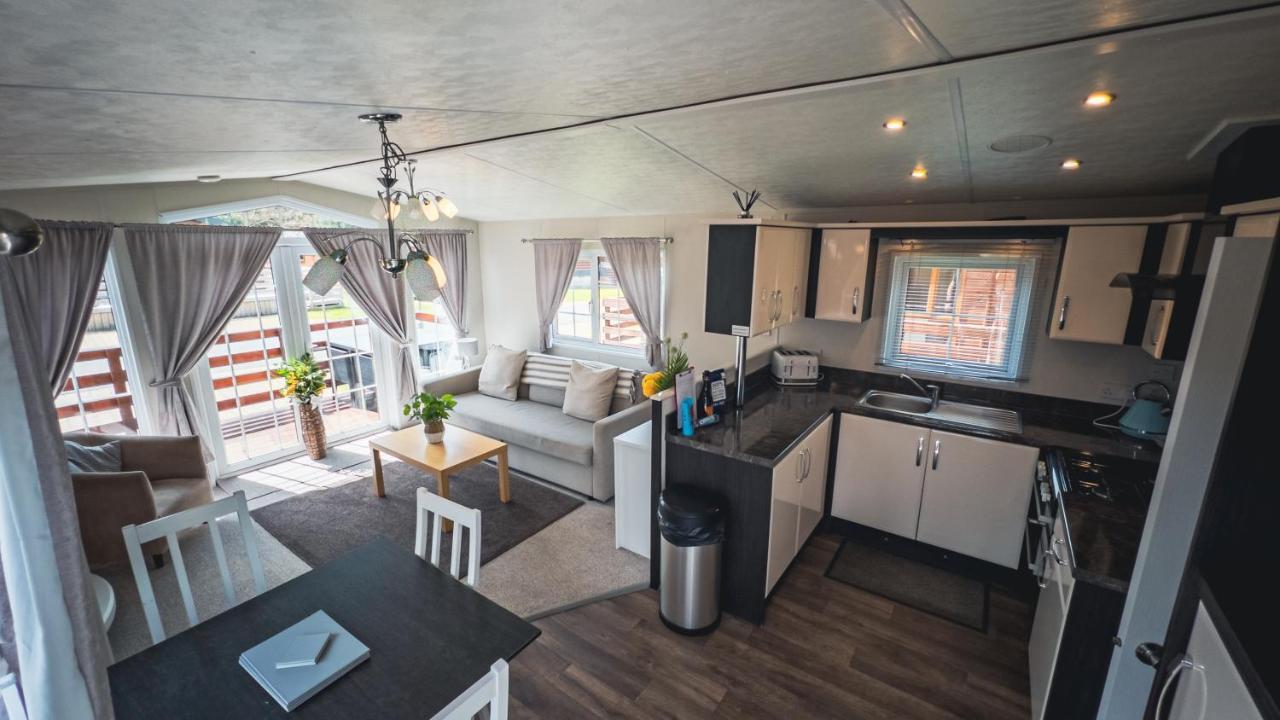 Angie'S Haven, Superb 2 Bedroom Lodge With Hot Tub - Sleeps 6 - Felmoor Park Morpeth Exterior foto