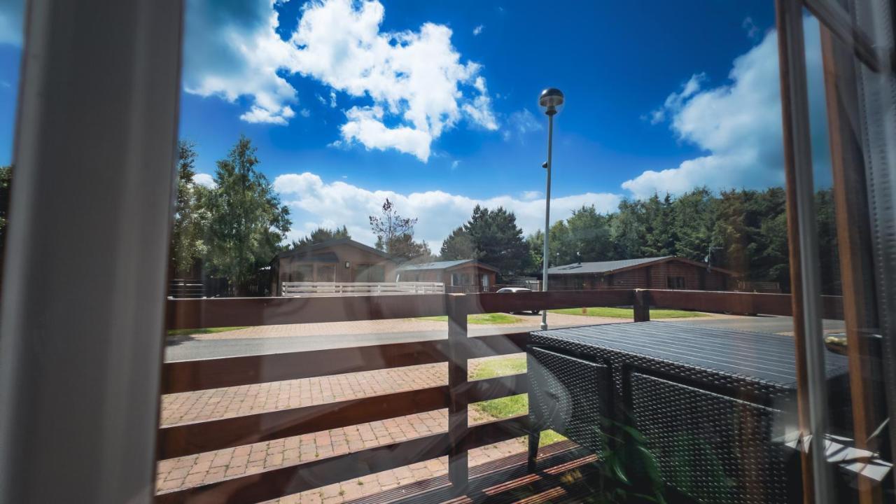 Angie'S Haven, Superb 2 Bedroom Lodge With Hot Tub - Sleeps 6 - Felmoor Park Morpeth Exterior foto